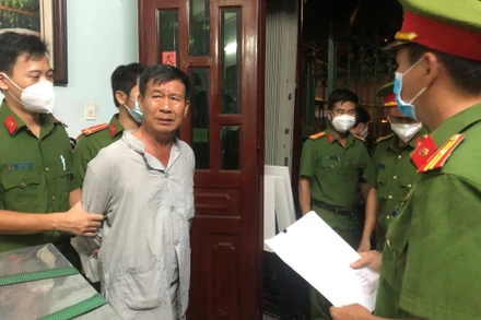 Ông Nguyễn Văn Tuấn áo trắng bị bắt tạm giam.