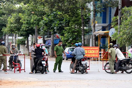 Một chốt kiểm soát dịch của TP Phan Thiết kiểm soát người, phương tiện ra vào phường Hưng Long sau khi địa bàn phát hiện nhiều ca mắc Covid-19.