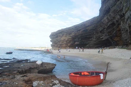 Thắng cảnh Hang Câu trên đảo Lý Sơn (Quảng Ngãi).