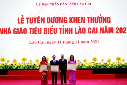 Trao danh hiệu Nhà giáo ưu tú cho các giáo viên có thành tích xuất sắc.