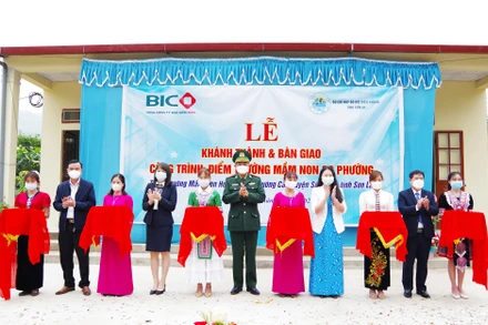 Các đại biểu cắt băng khánh thành điểm trường bản Co Phường.