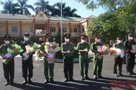 Lãnh đạo Công an tỉnh Đồng Nai trao thưởng đột xuất cho 4 tập thể, 2 cá nhân có thành tích xuất sắc trong tham gia bắt đối tượng đặc biệt nguy hiểm.