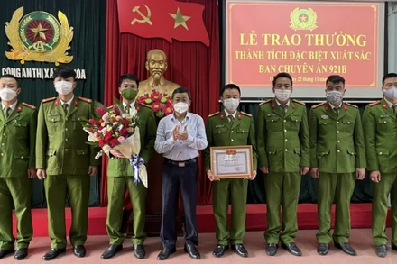 Tặng giấy khen và 10 triệu đồng cho Công an thị xã Thái Hòa. (Ảnh Hoàng Yến)