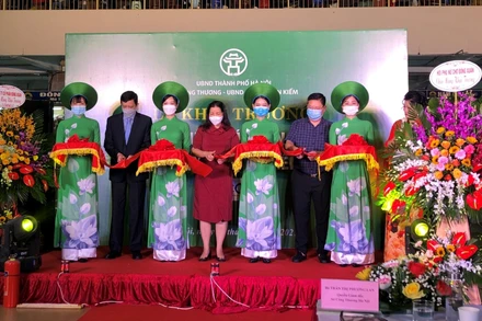 Cắt băng khai trương Điểm giới thiệu và bán sản phẩm OCOP tại chợ Đồng Xuân (quận Hoàn Kiếm, Hà Nội).