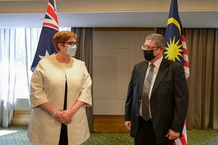 Ngoại trưởng Australia Marise Payne (trái) và người đồng cấp Malaysia Saifuddin Abdullah. (Nguồn: TTXVN)