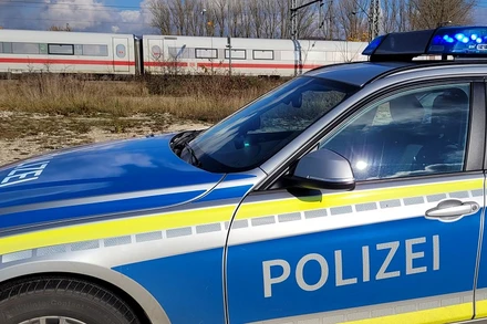 Chuyến tàu hiện đang tạm dừng gần Nurenberg, phía nam bang Bavaria sau vụ tấn công bằng dao ngày 6/11. (Ảnh: Reuters)