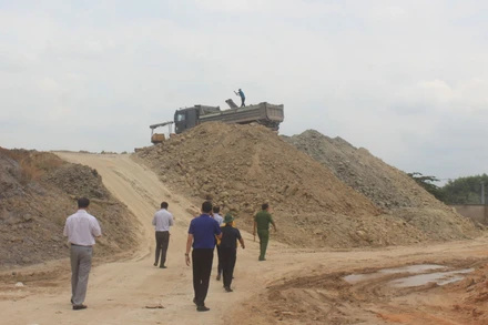 Nhiều bãi tập kết đất, đá để rửa ở ven sông Buông gây ô nhiễm dòng sông nội tỉnh dài nhất Đồng Nai. 