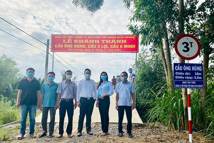 Đại diện KITA Group và chính quyền địa phương tổ chức khánh thành cầu nông thôn ở Hậu Giang.