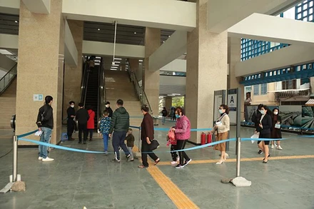 Hành khách lên tàu Cát Linh-Hà Đông được yêu cầu phải bảo đảm khoảng cách, thực hiện các quy định phòng, chống dịch.
