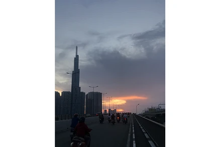 Thành phố đã tỉnh lại, sau một cơn mê dài.