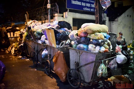 Rác thải bị ùn ứ trước cổng số 2 của Trường Đại học Thủ đô Hà Nội. (Ảnh: Minh Duy)