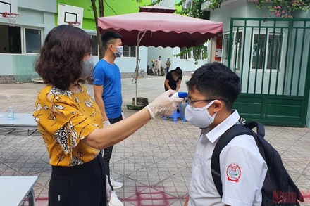 Học sinh Hà Nội thực hiện nghiêm 5K khi tới trường.