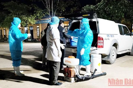 Phun sát khuẩn tại xã Phúc Lộc. (Ảnh: VIỆT BẮC)
