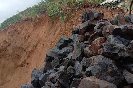 Hiện trường vụ sạt lở gây tắc hoàn toàn tuyến đường Trường Sơn Đông, đoạn qua xã Ngọc Tem tại km 176 +100.