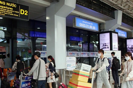 Hành khách vào làm thủ tục tại sân bay. Ảnh: TTXVN