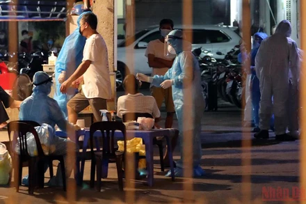 Xét nghiệm Covid-19 cho người dân Hà Nội. (Ảnh: DUY LINH)