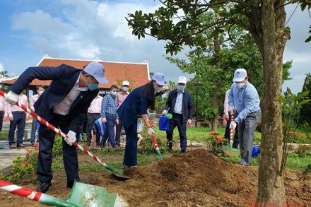 Lãnh đạo tỉnh Quảng Ngãi, Tập đoàn Dầu khí Việt Nam và BSR tham gia trồng cây xanh tại Khu chứng tích Sơn Mỹ.