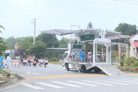 Tỉnh Phú Thọ triển khai xe lưu động tiêm vaccine phòng Covid-19 cho người dân trên địa bàn xã Chu Hoá, thành phố Việt Trì.