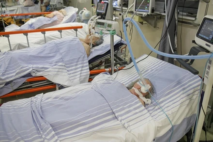 Các bệnh nhân Covid-19 được đặt nội khí quản tại Bệnh viện Đại học Bucharest, Romania, ngày 29/10/2021. (Ảnh: Inquam/Reuters)