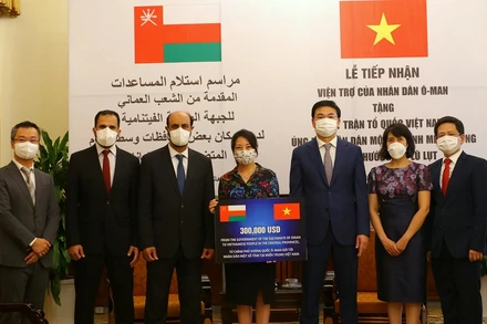 Đại diện Ủy ban Trung ương Mặt trận Tổ quốc Việt Nam tiếp nhận khoản viện trợ trị giá 300 nghìn USD từ Chính phủ Vương quốc Oman, hỗ trợ người dân miền trung khắc phục hậu quả bão, lụt.