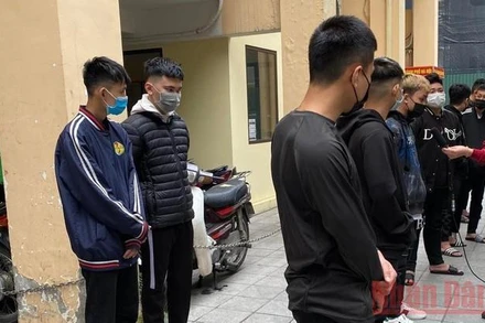 Tạm giữ hình sự một số đối tượng để xử lý về hành vi gây rối trật tự công cộng.