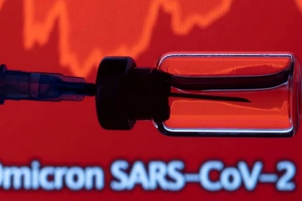 WHO cảnh báo các nước cần cảnh giác trước nguy cơ "rất cao" của biến thể Omicron. (Ảnh minh họa: Reuters)