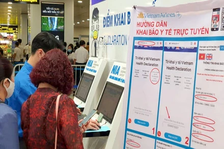 Khách đi máy bay phải khai báo y tế điện tử tại ứng dụng PC-Covid. (Ảnh: TTXVN)