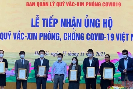 Đại diện Tập đoàn G.A. Consultants Nhật Bản tại Việt Nam ủng hộ 100 nghìn USD cho Quỹ Vaccine phòng, chống Covid-19.