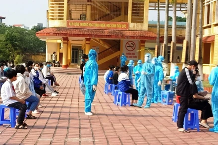 Học sinh Trường Trung học cơ sở Lương Thế Vinh (TP Thái Bình) thực hiện xét nghiệm sáng 15/11 do có ca F0 là giáo viên.