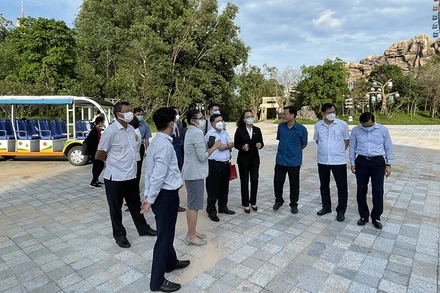 Đoàn công tác thực hiện khảo sát, kiểm tra tại các điểm mua sắm, vui chơi giải trí. (Ảnh: Tổng cục Du lịch)