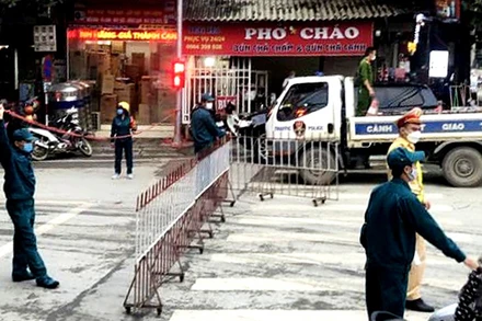 Lực lượng chức năng phong tỏa chợ Phố Ràng, huyện Bảo Yên, tỉnh Lào Cai.