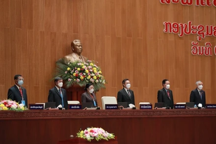Kỳ họp thứ hai Quốc hội Lào khóa IX khai mạc dưới sự chủ trì của Chủ tịch Quốc hội Lào Saysomphone Phomvihane (thứ ba từ trái phải sang), ngày 1/11. (Ảnh: Xuân Sơn)