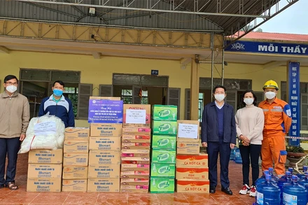 Ông Phan Ngọc Khánh (thứ 3 từ phải sang), Phó giám đốc Công ty Điện lực Điện Biên trao quà tại điểm cách ly Trường Tiểu học - THCS Na Ư.