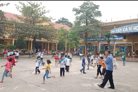 Học sinh trên địa bàn 4 phường, xã ở thành phố Thái Nguyên vừa đi học trực tiếp trở lại sáng 22/11 thì phải về nhà học trực tuyến.