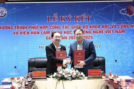 Bộ trưởng Khoa học và Công nghệ và Chủ tịch Viện Hàn lâm Khoa học và Công nghệ Việt Nam ký kết chương trình phối hợp công tác.