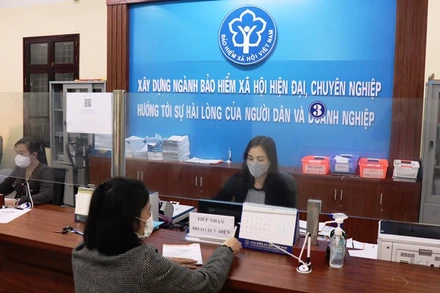 Người lao động đến làm thủ tục nhận hỗ trợ theo Nghị quyết 116 của Chính phủ tại Bảo hiểm xã hội tỉnh Hà Nam.