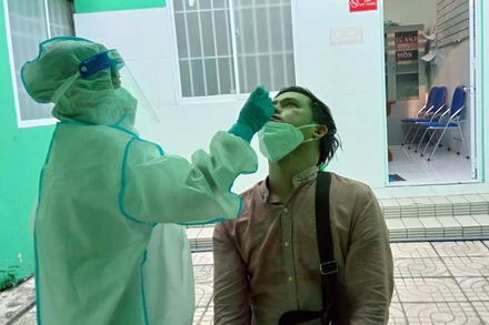 Lấy mẫu xét nghiệm Covid-19 cho người dân tại TP Hồ Chí Minh.