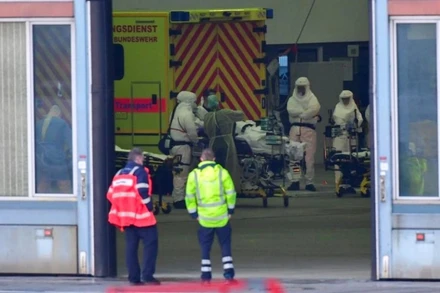 Vận chuyển 1 bệnh nhân mắc Covid-19 lên máy bay "Medevac" của lực lượng không quân Đức Bundeswehr tại Hamburg, ngày 28/11. (Ảnh: Reuters)