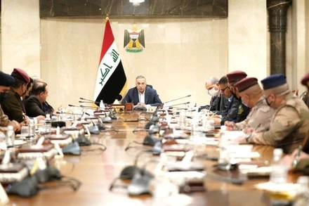 Thủ tướng Mustafa Al-Kadhimi triệu tập cuộc họp với các quan chức an ninh Iraq sau vụ tấn công bằng vật thể bay không người lái vào tư dinh thủ tướng ở Baghdad, Iraq, ngày 7/11/2021. (Ảnh: Văn phòng Thủ tướng Iraq/Reuters)