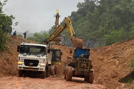 Các lực lượng tập trung giải phóng khối lượng đất đá sạt lở, cố gắng sớm thông xe trở lại. (Ảnh: Văn Dần)