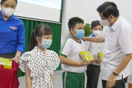 Bí thư Tỉnh ủy Vĩnh Long Bùi Văn Nghiêm trao thiết bị học tập cho các em. (Ảnh: Bá Dũng) 