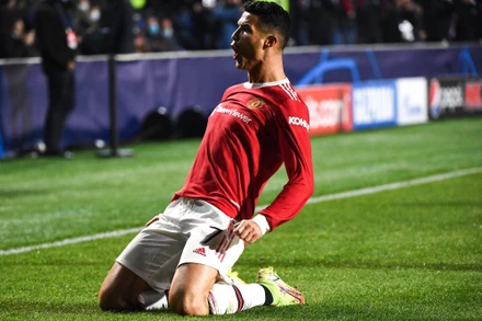 Cristiano Ronaldo lại đóng vai cứu tinh của MU, giúp họ giữ vững ngôi đầu bảng F. (Ảnh: Getty Images)