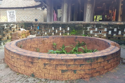Giếng cổ tại Làng cổ Đường Lâm, thị xã Sơn Tây (Hà Nội) khi bị đoàn làm phim tô vẽ, làm mới. Ảnh: TTXVN 