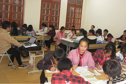 Nhờ nỗ lực của các thầy, cô giáo, nên tỷ lệ học sinh vùng cao đến lớp đạt trên 98%.