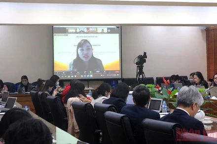 Cô giáo Dương Thị Hồng Minh, trường Tiểu học và Trung học cơ sở Văn Minh, huyện Na Rì, Bắc Kạn chia sẻ quá trình bồi dưỡng chuyên môn theo chương trình giáo dục phổ thông mới.