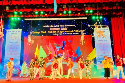 Chương trình nghệ thuật mở màn do các nghệ sĩ xiếc Việt Nam biểu diễn.