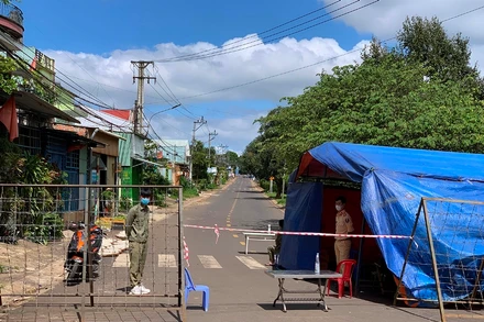Làng 50 (phường Yên Đổ) được phong tỏa tạm thời, tiến hành truy vết, phòng chống dịch. 