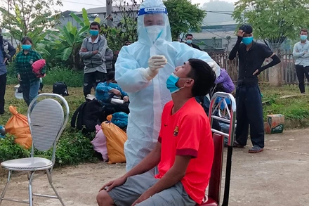 Lai Châu tổ chức xét nghiệm sàng lọc cộng đồng cho người dân 7/7 bản của xã Bản Giang sau khi ghi nhận 6 trường hợp mắc Covid-19 trong cộng đồng.