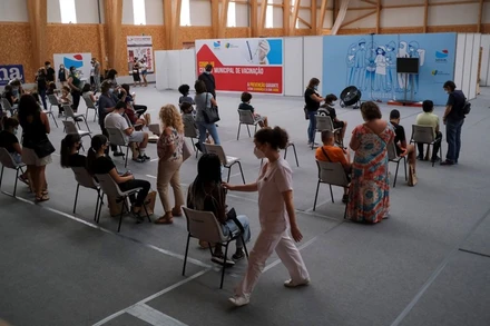 Toàn cảnh một trung tâm tiêm chủng tại Seixal, Bồ Đào Nha, ngày 11/11. (Ảnh: Reuters)