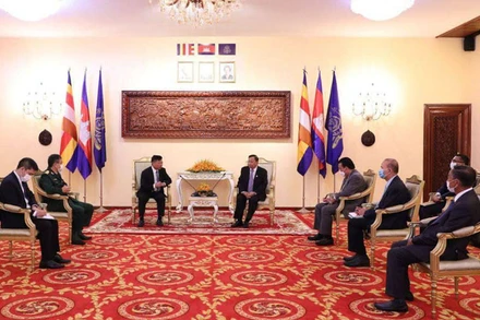 Chủ tịch Thượng viện Campuchia Samdech Say Chhum tiếp Đại sứ Việt Nam Nguyễn Huy Tăng .(Ảnh: Fresh News)